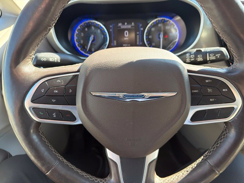 Used 2019 Chrysler Pacifica Touring-L w/ Tire & Wheel Group FWD image 17