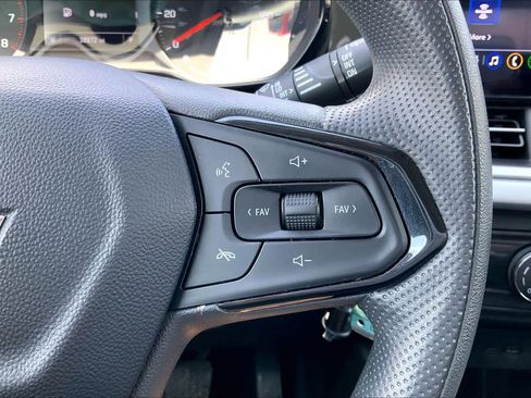 Used 2025 Chevrolet Trax LS FWD image 25
