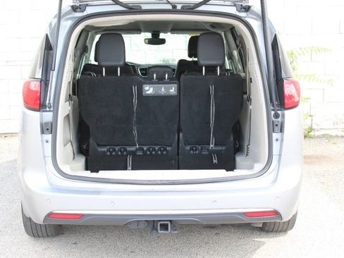 Used 2018 Chrysler Pacifica Touring-L Plus image 8