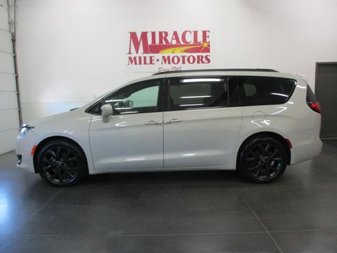 Used 2020 Chrysler Pacifica Touring-L Plus image 2