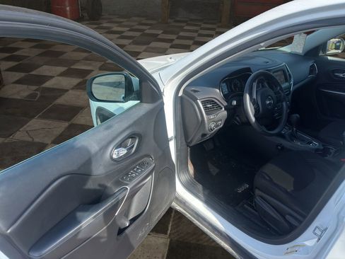 Used 2019 Jeep Cherokee Latitude w/ Popular Appearance Group image 12