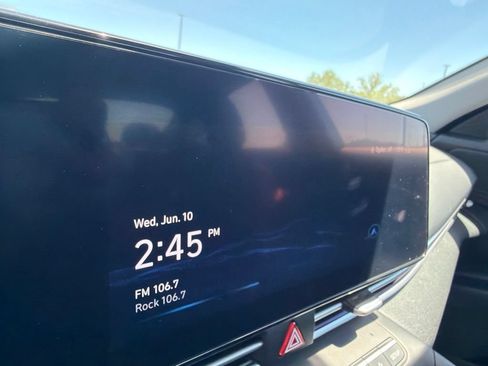 Used 2023 Hyundai Elantra Limited w/ Preferred Accessory Package FWD image 16