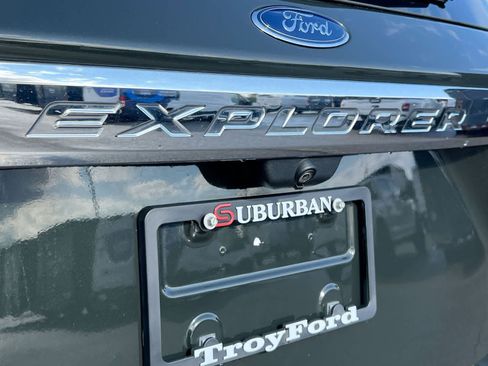 Used 2022 Ford Explorer XLT w/ Equipment Group 202A image 12