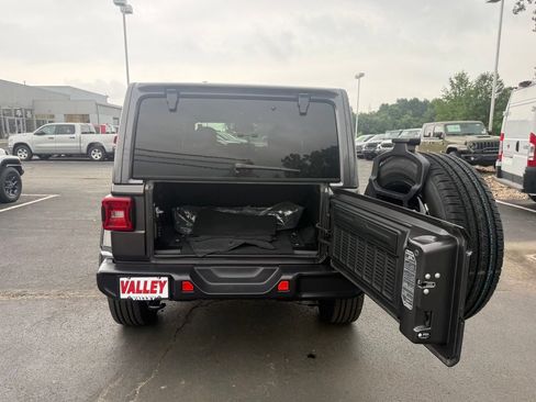 Used 2025 Jeep Wrangler Unlimited Sahara AWD/4WD image 44