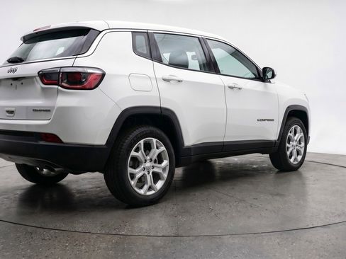 Used 2025 Jeep Compass Latitude AWD/4WD image 9