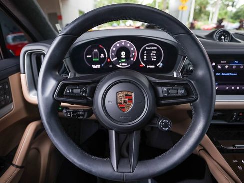 Used 2024 Porsche Cayenne Coupe AWD/4WD image 19
