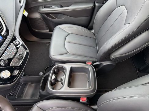 New 2026 Chrysler Pacifica Select image 43