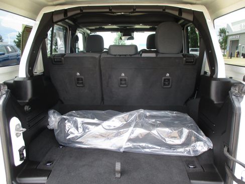 Used 2025 Jeep Wrangler Unlimited Sahara AWD/4WD image 36