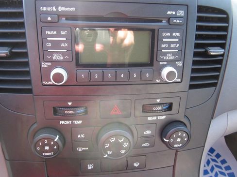 Used 2012 Kia Sedona LX w/ PWR Pkg FWD image 23