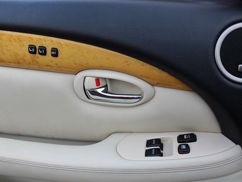 Used 2005 Lexus SC 430 Convertible image 23