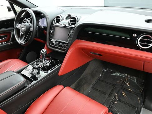 Used 2018 Bentley Bentayga image 23