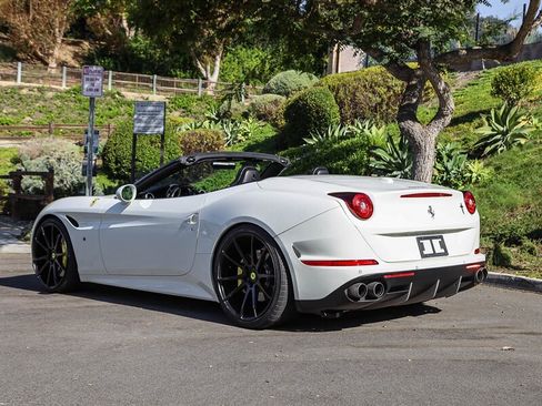 Used 2015 Ferrari California T RWD image 3