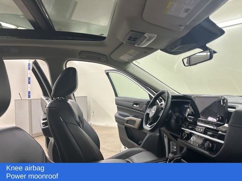 Used 2024 Nissan Pathfinder Platinum image 19