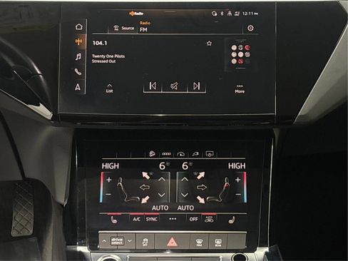 Used 2022 Audi e-tron Premium w/ Convenience Plus Package AWD/4WD image 19