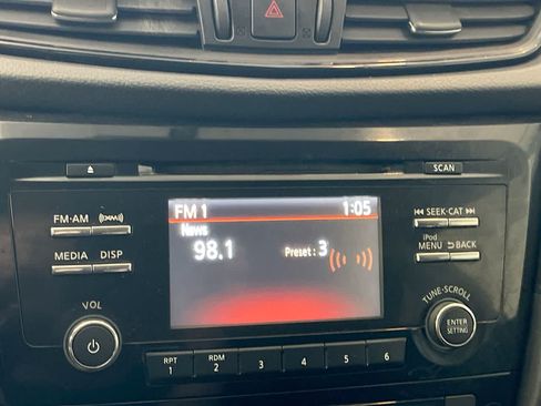 Used 2017 Nissan Rogue SV AWD/4WD image 16