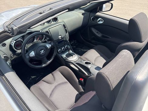 Used 2016 Nissan 370Z Roadster RWD image 13