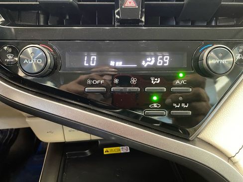 Used 2022 Toyota Camry XLE image 28