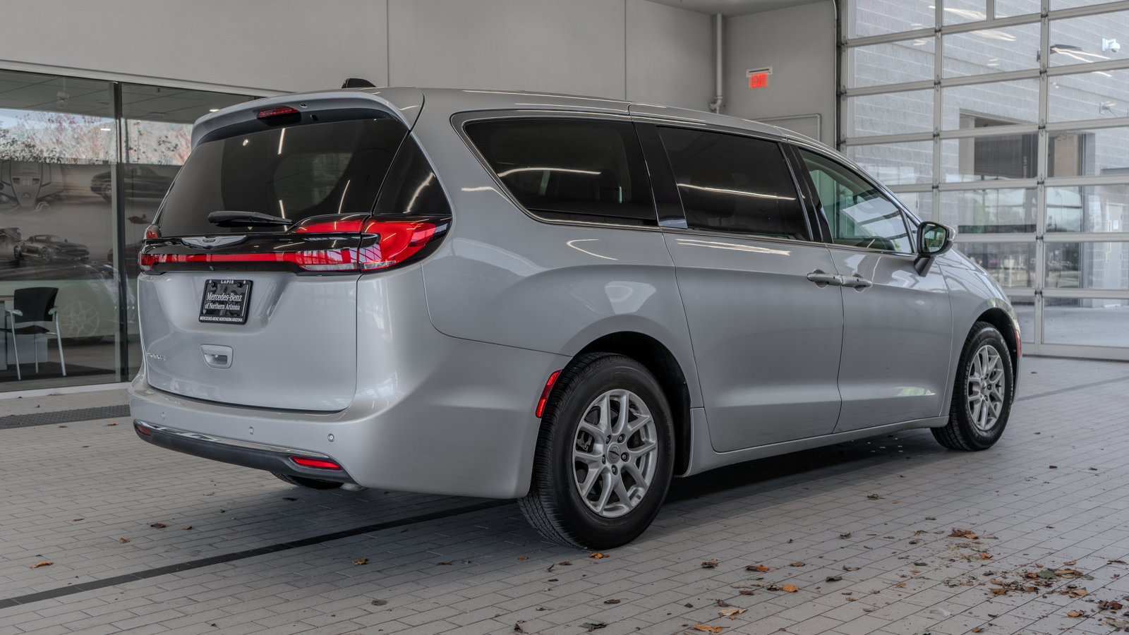 Used 2023 Chrysler Pacifica Touring-L FWD image 28