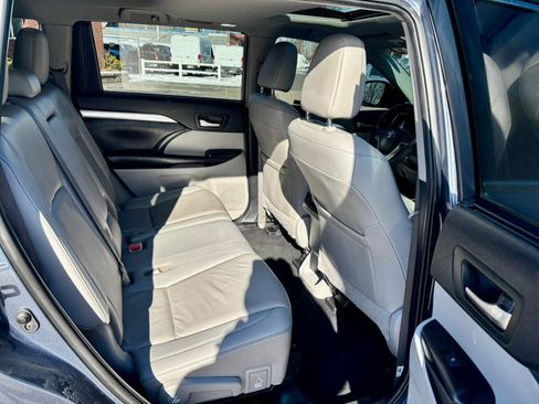 Used 2019 Toyota Highlander XLE image 15