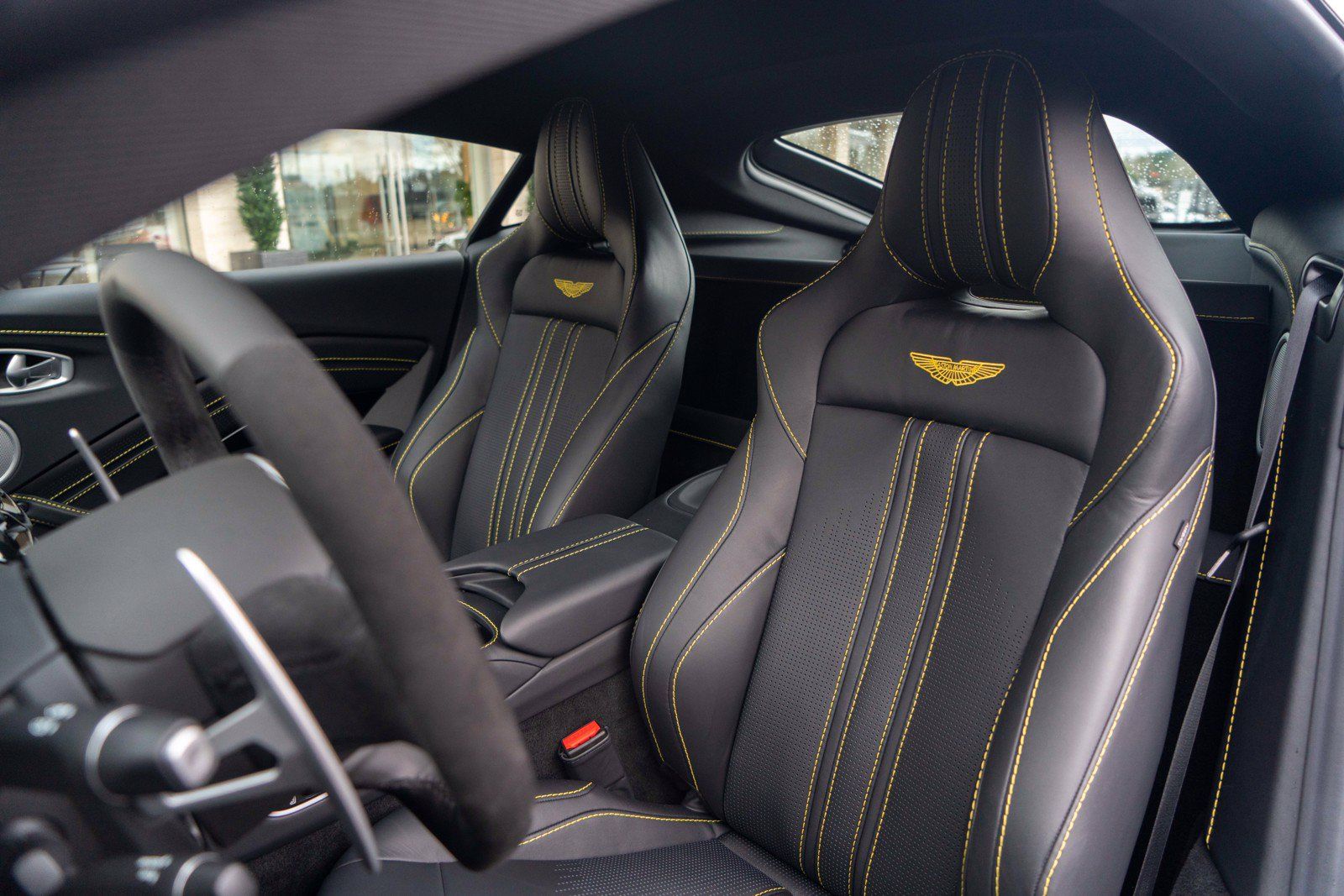 Used 2023 Aston Martin V8 Vantage Coupe RWD image 3