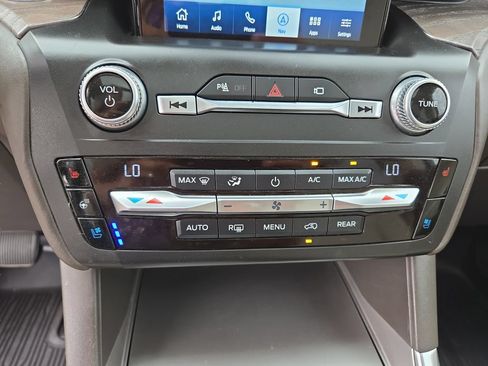 Used 2020 Ford Explorer Platinum w/ Premium Technology Package AWD/4WD image 24