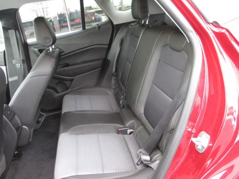 Used 2025 Chevrolet Trax LT w/ LT Convenience Package image 11