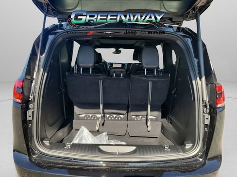 New 2026 Chrysler Pacifica Limited image 7