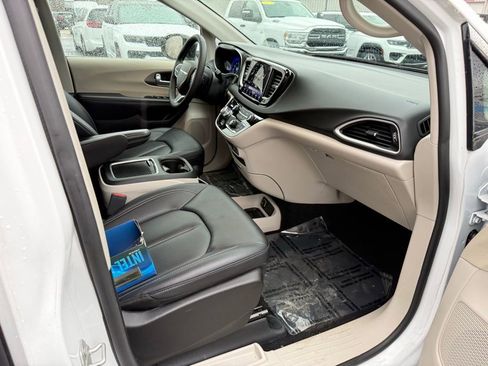 Used 2024 Chrysler Pacifica Touring-L image 27