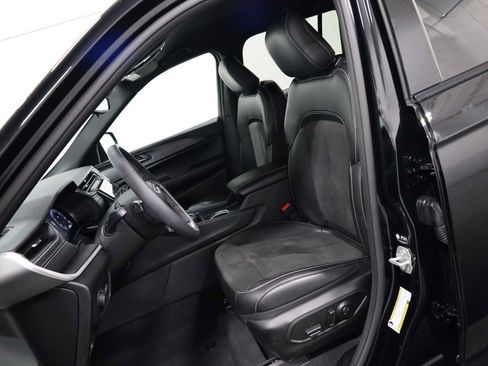 Used 2024 Jeep Grand Cherokee Altitude AWD/4WD image 5