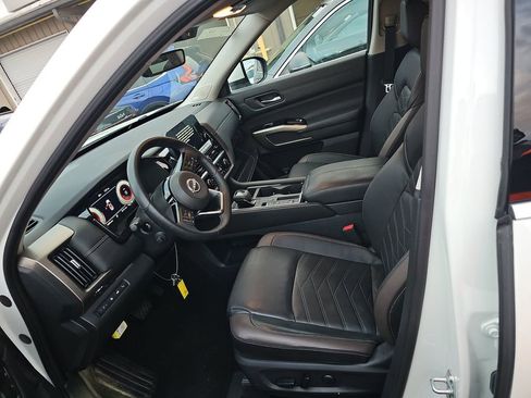 Used 2024 Nissan Pathfinder Platinum image 14