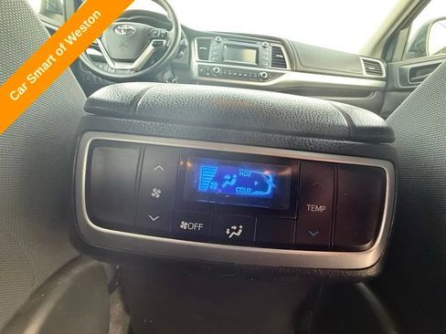 Used 2017 Toyota Highlander LE AWD/4WD image 25
