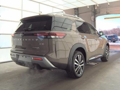 Used 2024 Nissan Pathfinder Platinum image 3