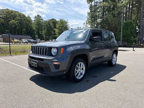 Used 2023 Jeep Renegade Latitude AWD/4WD image 2