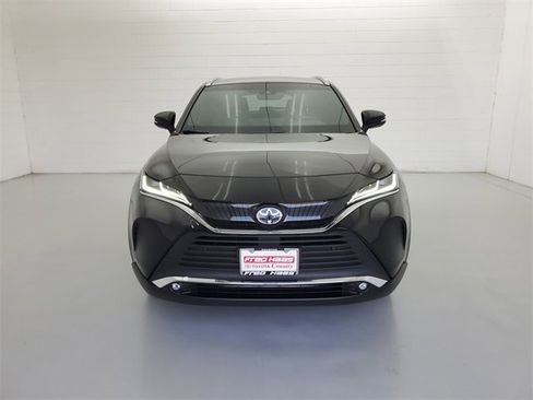 Used 2024 Toyota Venza XLE image 3