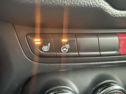 Used 2017 Jeep Renegade Latitude w/ Cold Weather Group image 32