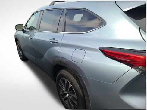 Used 2023 Toyota Highlander XLE image 2