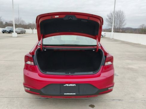 Used 2019 Hyundai Elantra SE image 17