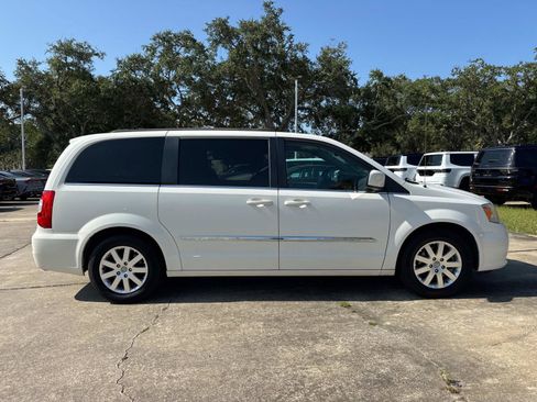 Used 2013 Chrysler Town & Country Touring FWD image 2