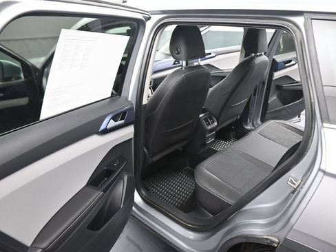 Used 2024 Volkswagen Taos SE w/ Panoramic Sunroof Package AWD/4WD image 42