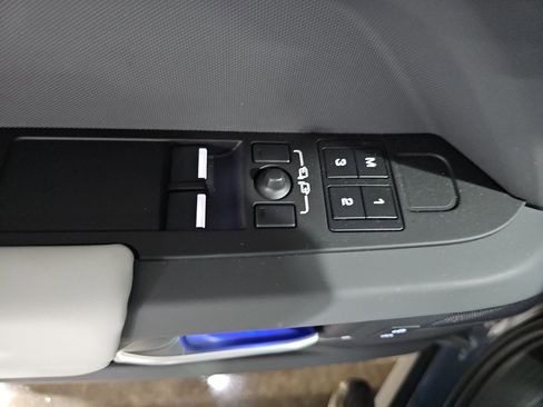 Used 2025 Land Rover Defender 90 X-Dynamic SE image 30