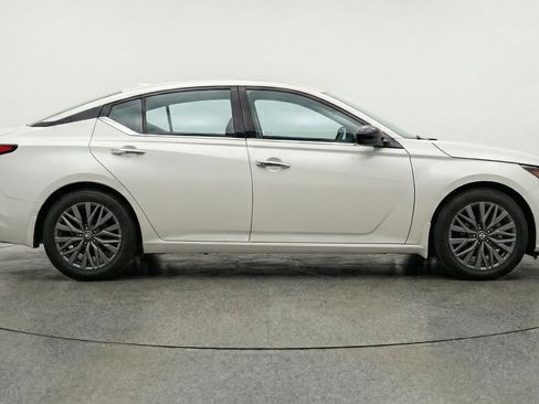 Used 2025 Nissan Altima 2.5 SV image 11