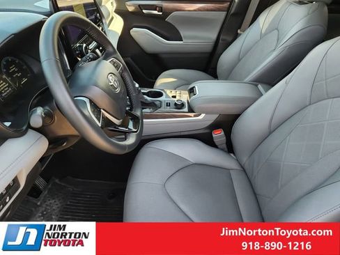 Used 2025 Toyota Highlander Platinum image 15