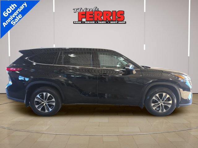 Used 2022 Toyota Highlander XLE AWD/4WD image 6