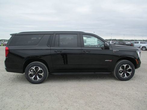 New 2026 GMC Yukon XL AT4 AWD/4WD image 3