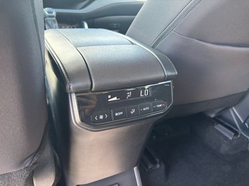 Used 2025 Toyota Highlander LE FWD image 24