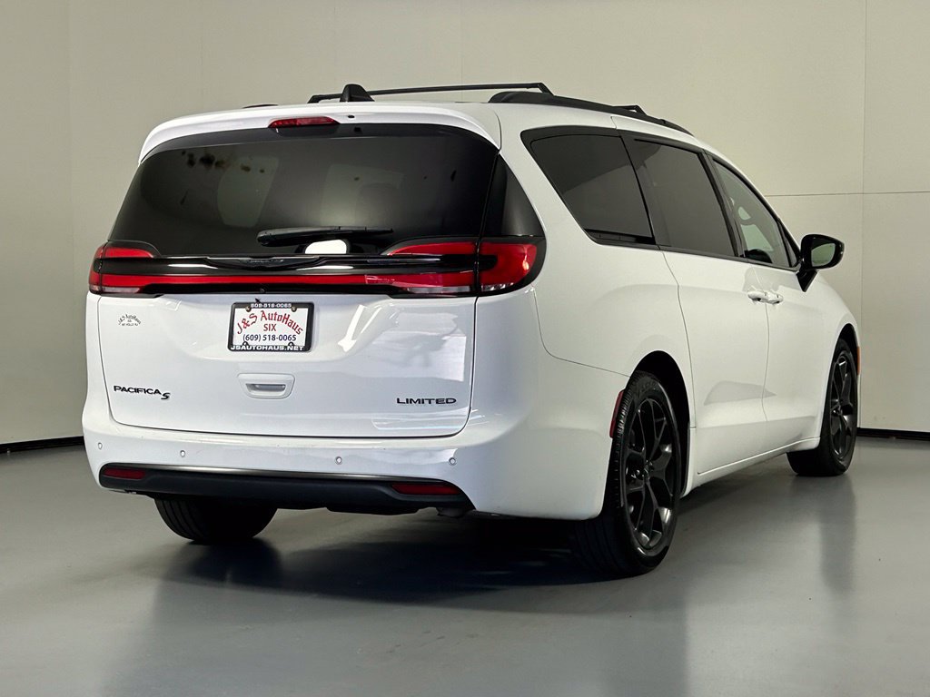 Used 2025 Chrysler Pacifica Limited FWD image 7