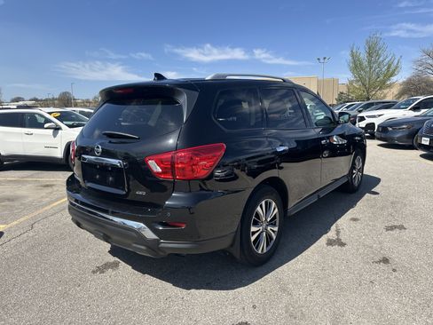 Used 2019 Nissan Pathfinder S image 4