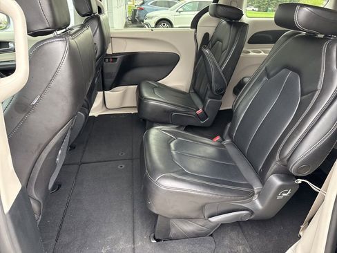 Used 2023 Chrysler Pacifica Touring-L FWD image 17