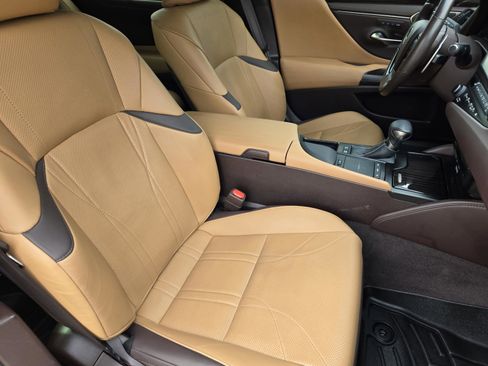 Used 2019 Lexus ES 300h w/ Accessory Package 2 FWD image 10