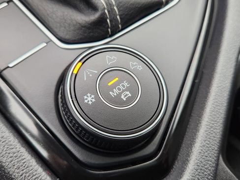 Certified 2024 Volkswagen Taos SE image 24